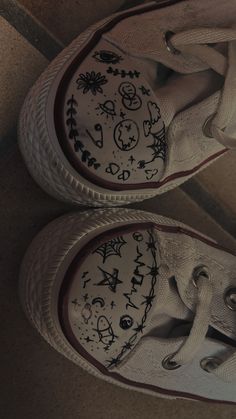 Shoe Sharpie Designs, Bleached Converse Design, Drawing On Converse Aesthetic, Convers Drawing Idea, Shoe Coloring Ideas, Drawing On Shoes Ideas Easy, Things To Draw On Ur Shoes, Coloring Shoes Diy