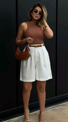 Plus Size Old Money Style Summer, Brown Shorts Outfits Women, Summer Outfits For Curvy Women, Shorts For Curvy Women, Curvy Outfits Summer, Bermuda Shorts Outfit, Looks Com Short, Best Haircuts For Women, Modest Shorts