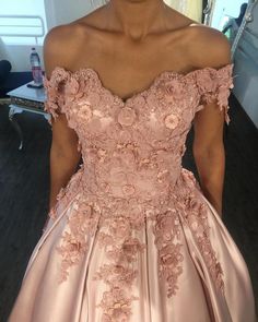 Affascinanti fiori di raso fuori spalla abiti polverosi a sfera di rosa


Colore mostrato
Rosa


Orlo/treno
Lungo il pavimento


Silhouette
Abito a sfera


Scollatura
Spiccato


Manica
Short Sl Mexican Prom Dress, Prom Dress Corset, Off Shoulder Ball Gown, Chic Evening Dress, Pink Ball Gown, Satin Ball Gown, Dress Corset, Lace Ball Gowns, Pretty Prom Dresses