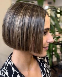 Earlobe Length Bob, Jaw Length Bob For Fine Hair, Chin Length Bobs, Jaw Length Bob, Bobs Bangs, Bob 2024, Gray Haircuts, Bobbed Haircuts, Trendy Bobs