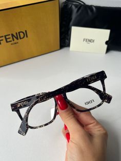 Nuevos marcos de cerradura Fendi FE50026I F en negro.

 Medalla de oro.
 Compatible con prescripción: se puede usar tal cual o tener cualquier tipo de lentes instalados.

 Viene con estuche completo incluido. 100% autentico.

 Talla 53-16-145.
 Hecho en Italia.

 Precio de venta al público $430. Men's Eyeglasses, Samoa, Macedonia, Monogram Logo, Seychelles, Dolce & Gabbana, Guinea Bissau, Papua New Guinea, Mozambique