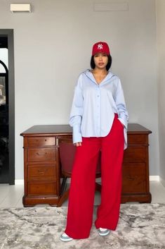 Red Pant Outfits, Red Pants Outfit Aesthetic, Red Pants Outfit Summer, Red Pants Outfit Street Style, Red Pants Outfit Work, Styling Red Pants, Red Casual Outfit, Red Trousers Outfit, Outfit Pantalon Rojo