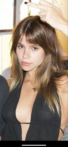 Shag Fringe Short Hair, French Shaggy Hair, Brunette Fringe Hairstyles, Brown Hair With Highlights Fringe, Shaggy Bangs Straight Hair, Suki Waterhouse Hair Bangs, 70s Haircuts Straight Hair, Fine Straight Hair With Bangs, 70s Haircuts Medium Lengths