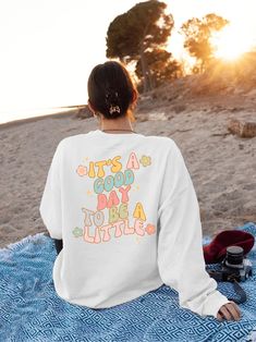 Lake Clothes, Smiley Sweatshirt, Big Little Sorority Shirts, Preppy Sweatshirts, Sweatshirt Y2k, Sorority Sweatshirts, Jesus Sweatshirts, Aesthetic Preppy, Love Like Jesus