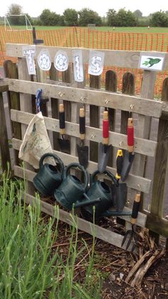 there are many different types of gardening tools in this fence