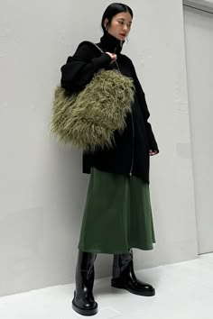 Chic Winter Faux Fur Shoulder Bag, How To Style A Fur-trimmed Bag, Shoulder Bag With Faux Fur Lining, Winter Fur Handbag, Vintage Fur Bag Design, Green Fur, Fur Bag, Fashion Details, Sport Bag