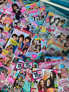 many magazines are piled on top of each other with pictures of women's faces