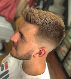 Skinfade Haircut Men Short, Skinfade Haircut Men, Mens Haircut Shorter On Sides, Hispanic Men Haircut, Very Short Hairstyles For Men, High Fade Haircut Mens, Very Short Hairstyles, Short Fade Haircut, High Skin Fade