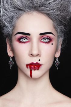 Wonder Woman Accessories, Pretty Woman Costume, Vampire Look, What Is Halloween, Vampire Makeup, Amazing Halloween Makeup, Halloween Makeup Scary, Halloween Makeup Inspiration