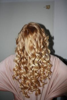 curls! Coronabeth Tridentarius, Blonde Ringlets, Blond Curls, Hair Everyday, Vacation Hairstyles, Curls Hairstyles, Blonde Curly Hair, Blonde Curls, Tight Curls