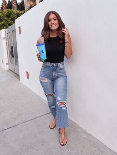 Modest Lunch Outfit, Casual Summer Lunch Outfit, Distressed Jeans Outfit Summer, Casual Lunch Outfit Summer, Girls Lunch Outfit, Spring Jeans Outfit Casual Styles, Medium Girl Outfits, Modest Jeans Outfit, Spring Movies