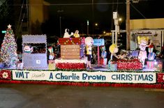 a parade float is decorated with christmas decorations