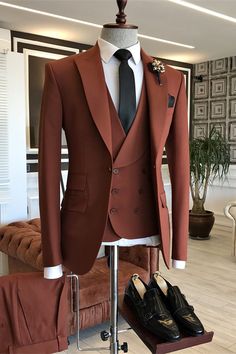 Shop three pieces rufous peaked lapel prom suits at Allaboutchic for all the latest styles and trends. For slim fit suits, classic suits, suit separates, and tuxedos browse. Hot Suit, Prom Suits For Men, Men's Business Suits, Outfits Retro, Dress Suits For Men, Prom Suits, Slim Fit Suits, Fashion Suits For Men