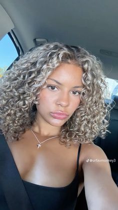 Cool Blonde Highlights Curly Hair, Ashy Blonde Hair Curly, Platinum Blonde Balayage Curly Hair, Grey Blonde Highlights Curly Hair, Curly Short Hair Highlights, Brown And Light Blonde Hair, Mixed Girl Blonde Highlights, Mixed Girl Highlights