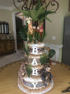 there is a cake made to look like a giraffe and other animals on it