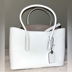 Never Used Chic White Office Bags, Classic White Shoulder Bag With Double Handle, Classic White Shoulder Bag For Errands, Classic White Bag For Errands, Classic White Bags For Errands, Classic White Shopping Bags, Chic White Kate Spade Shoulder Bag, Classic White Shoulder Bag For Office, Chic White Kate Spade Bag