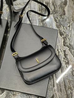 Beautiful College Shoes Women Yves Saint Laurent Bags, Saint Laurent Bag, Womens Purses, Debit Card, Satchel Bags, Snap Button, Evening Bags, Mini Bag, Yves Saint Laurent