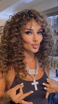 Loredana Zefi, Hair Salon Quotes, Barbie Blonde, Ball Makeup, Curly Hair Trends, Gold Makeup Looks, Salon Quotes, Brown Curly Hair, Curly Hair Photos