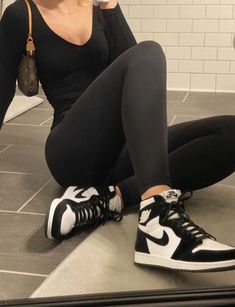 Sepatu Air Jordan, Black And White Jordans, Sneaker Outfits, Sneaker Trend, Chicago Fashion