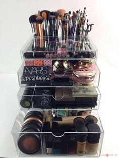 13 Insanely Cool Makeup Organizers | Pinterest Edition | Best makeup brush sets, makeup brush holder, and makeup brush organizers at You’re So Pretty  | #youresopretty | youresopretty.com Cool Makeup, Makeup Brush Set Best, Nagellack Trends, Makeup Drawer, Makeup Organizers, Makeup Brush Organization, Best Makeup Brushes, Makeup Tricks