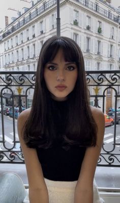 Paola Cossentino Makeup, Long Hair Short Bangs, Makeup Tutorial Products, Parisian Makeup Look, French Style Makeup, Chanel Makeup Looks, Cleopatra Hair, French Hairstyles, Parisian Makeup