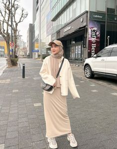 Theme Park Outfits Hijab, Traveling Outfits Hijab, Ootd Kepantai, Ootd Hijab Travelling, Outfit Celana Cream Hijab, Ootd Kulot Cream Hijab, Ootd Hijab Ke Pantai, Outfit Ideas Hijab, Singapore Outfit