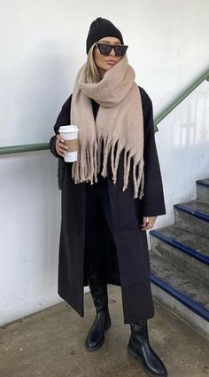 Trendy Winter Fashion 2023, Women Shoes Winter, Black Coat Scarf Outfit, Winter Casual Outfit For Women Street Style, Black Coat With Scarf, Wool Coat Outfit Casual, Black Winter Coat Outfit, Vinter Mode Outfits, Boho Mode