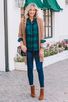 Green Plaid Shirt Outfit, Ways To Wear A Flannel Shirt, Blue Flannel Outfit, Ways To Wear A Flannel, Green Flannel Outfit, Plaid Flannel Outfit, Checked Shirt Outfit, Flannel Shirt Outfit, Outfits Leggins