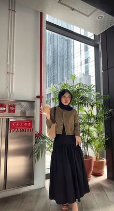 Kampus Ootd Hijab, Skirt Ootd Hijab, Ootd Dirumah, Hijab Skirt Outfit, Outfit Hijab Casual Rok, Outfit Kuliah Hijab, Ootd Casual Hijab, Skirt Outfits Hijab