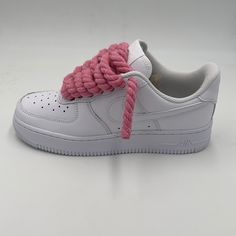 STILE LEGGENDARIO E RAFFINATO. La leggenda continua a risplendere con Nike Air Force 1 '07 Low Bianco, la prima edizione da basket, che rivisita un classico molto amato: strati esterni resistenti con impunture, finiture essenziali e il giusto tocco di lucentezza per valorizzarti al meglio. Aggiunta di una corda al posto dei classici lacci piatti, un tocco più chunky. Vantaggi Strati esterni cuciti sulla tomaia per un tocco tradizionale, resistenza e supporto. Originariamente progettata per offri Air Force 1 Rope Laces, Af1 Outfit, Air Force 1 White, Drip Fits, Nike Air Force 1 Custom, White Air Force 1, Nike Airforce 1, Custom Air Force 1, Cute Nike Shoes