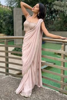 Blouse For Pink Saree, Hot Blouses For Saree, Sarees For Farewell Party, Pink Fancy Saree, Saree Ideas For Wedding, Dusty Pink Saree, Saree With Golden Blouse, Blush Pink Saree, Saree For Farewell