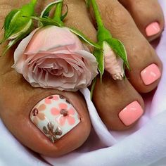 Floral Toe Nail Designs, Flower Pedicure Designs, Flower Pedicure, Beach Toe Nails, Flower Toe Nails, Fall Toe Nails, Easy Toe Nail Designs, Toenail Designs Summer