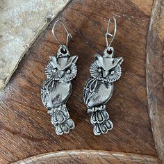 Offered here a pair of pewter earrings in the shape of an owl. Measures 3.5cm (1.5") long Weight 10.5g (0.37oz) All items are sent well packaged, tracked and insured.  Shipping is via Royal Mail, UPS or DPD. We will combine purchases for shipping where possible. If you have any questions please don't hesitate to ask, and thank you for visiting "Interesting, Old and Unusual". Pewter Earrings, Vintage Pewter, Owl Earrings, Owls, Royal Mail, Collectibles