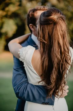 a man and woman embracing each other in front of trees with the caption'le marriage de beautrice et crylle '