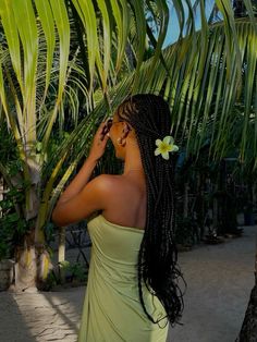 Vacation Aesthetic Pictures, Vacation Photo Ideas Instagram, Hawaii Beach Photos, Tropical Mermaid, Femininity Aesthetic, Beautiful Photoshoot Ideas, Summer Picture Poses, Vacation Mood, Black Femininity