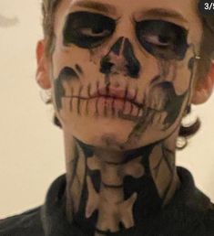 Halloween Makeup On Men, Skeleton Makeup Halloween Men, Male Halloween Ideas, Skeleton Face Paint Halloween, Halloween Skeleton Face Paint, Skeleton Man Makeup, Skeleton Makeup Neck, Skull Face Paint Aesthetic, Skeleton Makeup Boy