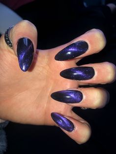 #unghie #nails #stiledonna #nailart #galaxy Dark Blue Galaxy Nails, Midnight Purple Nail Designs, Evie Descendants Nails, Black Galaxy Nails, Astronomy Nails, Purple Galaxy Nails, Nails Galaxy, Dark Purple Nails, Eras Outfits