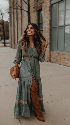 Bohemian Outfits Winter, Boho Holiday Outfits, Brides Mate Dress, Midsize Women, Dark Hippie, Curvy Boho, Boho Fall Outfits, Boho Fashion Winter, Boho Outfit Ideas