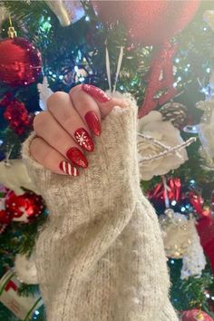 The best Christmas nails including fun Christmas nail designs, and art for short nails, acrylic, gel, natural nails and so much more! Red Christmas Nail Designs, Red Christmas Nail, Christmas Nail Polish, Holiday Manicure, Snowman Nails