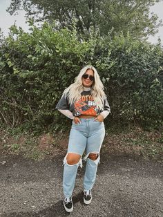 Trendy Outfit Ideas Plus Size, Platform Concert Outfit, T Shirt Outfit Midsize, Cute Mom Outfits Midsize, Grungy Mom Outfits, Cute Fall Plus Size Outfits For Women, Edgy Fashion Midsize, Cute Mom Jean Outfits, Mid Size Graphic Tee Outfit