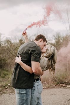 Gender Reveal Ideas Photos, Gender Reveal Outdoor Ideas, Gender Photo Announcement, Gender Reveal Photoshoot Ideas With Kids, Intimate Gender Reveal Photoshoot, Outdoor Gender Reveal Photoshoot, Gender Reveal Photography Ideas, Gender Reveal Family Pictures, Gender Reveal Photoshoot Winter