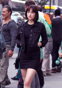 Black bodycon minidress + black denim jacket + probably white sneakers/black converses/doc marts Short Hair Feminine Outfits, Gangsta Wife, Leila Yavari, Style Test, Dakota Johnson Style, Mode Boho, Looks Black, Outfit Trends, Black Denim Jacket