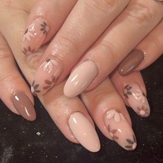 Autumn Nails Oval Shape, Almond Cute Nails Design, Nail Ideas September 2024, Fall Flower Nails Acrylic, Autumn Tip Nails, Floral Autumn Nails, Fall Nail Designs Oval Shape, Fall Nail Flower Designs, Simple Floral Nail Designs