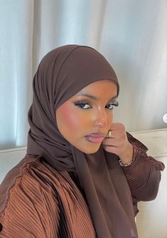 Black Hijabi Girl, Muslim Girl Outfits, Selfie Tips, Soft Makeup Looks, Hijab Collection, Birthday Makeup, Arab Beauty