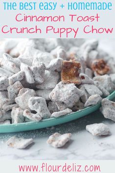 the best easy homemade cinnamon toast crunch puppy chow recipe is on a blue plate with text overlay