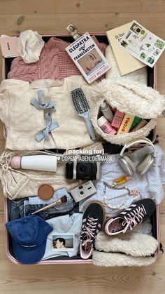 Packing Aesthetic, Travel Prep, Airport Aesthetic, School Bag Essentials, Travel Bag Essentials, Inside My Bag, Packing Essentials, Purse Essentials, Suitcase Packing