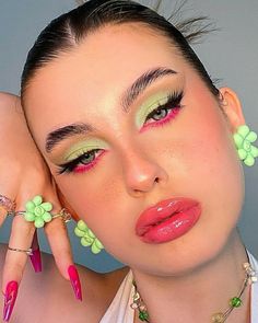 Pink And Green Eyeshadow Looks, Maquillage On Fleek, Green Makeup, Edgy Makeup, Creative Eye Makeup, Crazy Makeup