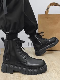 Negro  Collar   Liso Botas de combate Embellished   Zapatos para hombres Boot Styles For Men, How To Style Boots Men, Boots For Men Aesthetic, Mens Black Combat Boots, Black Platform Boots Men, Emo Boots Men, Grunge Boots Men, Mens Goth Boots, Black Boots Men Outfit Aesthetic