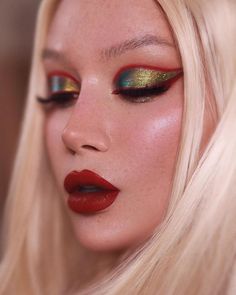 Christmas Makeup Art, Fade Into Hue, Makeup Looks Winter, Christmas Makeup Looks, Makeup Fixer, Christmas Makeup Simple, Red Makeup Looks, Blossom Cake