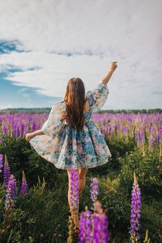 Beautiful Purple Flowers, Retro Photoshoot, Unique Senior Pictures, Wildflower Photo, Grad Photoshoot